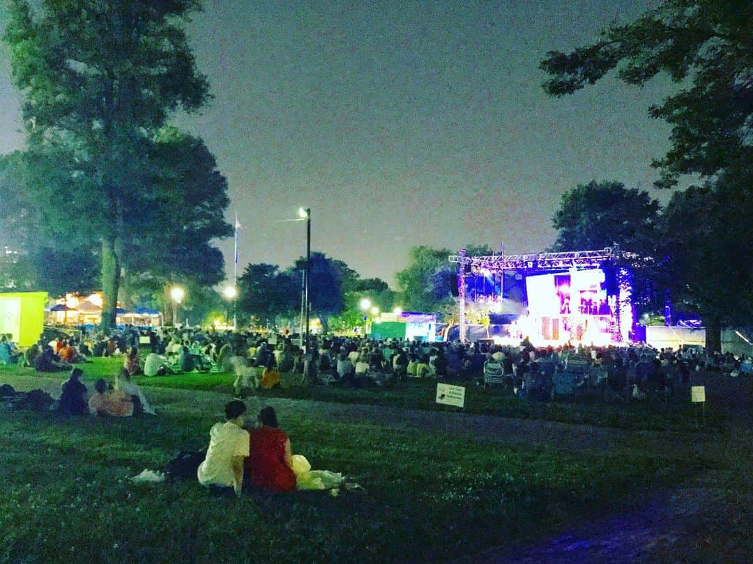 RyosukeTakenakaのインスタグラム：「boston commonで、シェークスピアがフリー上演🌠 . 夜21時に公園にこんなに集まるのも凄い、、 . #shakespeare ＃drama＃musical#music#park#boston＃america#free＃summer」