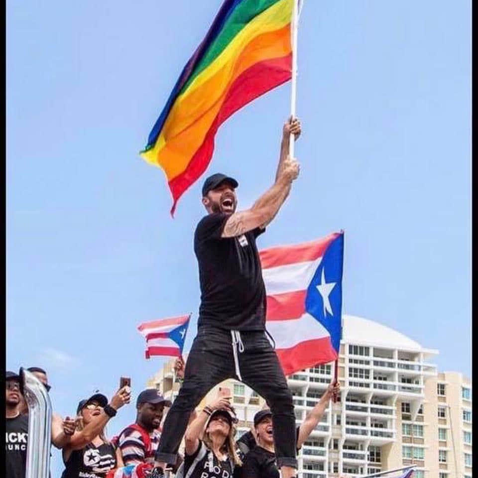 リッキー・マーティンさんのインスタグラム写真 - (リッキー・マーティンInstagram)「Que orgulloso me siento de ser puertorriqueño. Que fuerza sentí de parte de mi gente. Seguimos en la lucha hasta que @ricardorossello no gobierne más.  #resistencia 📷: @worldjunkies ,  @Arabican」7月23日 9時42分 - ricky_martin