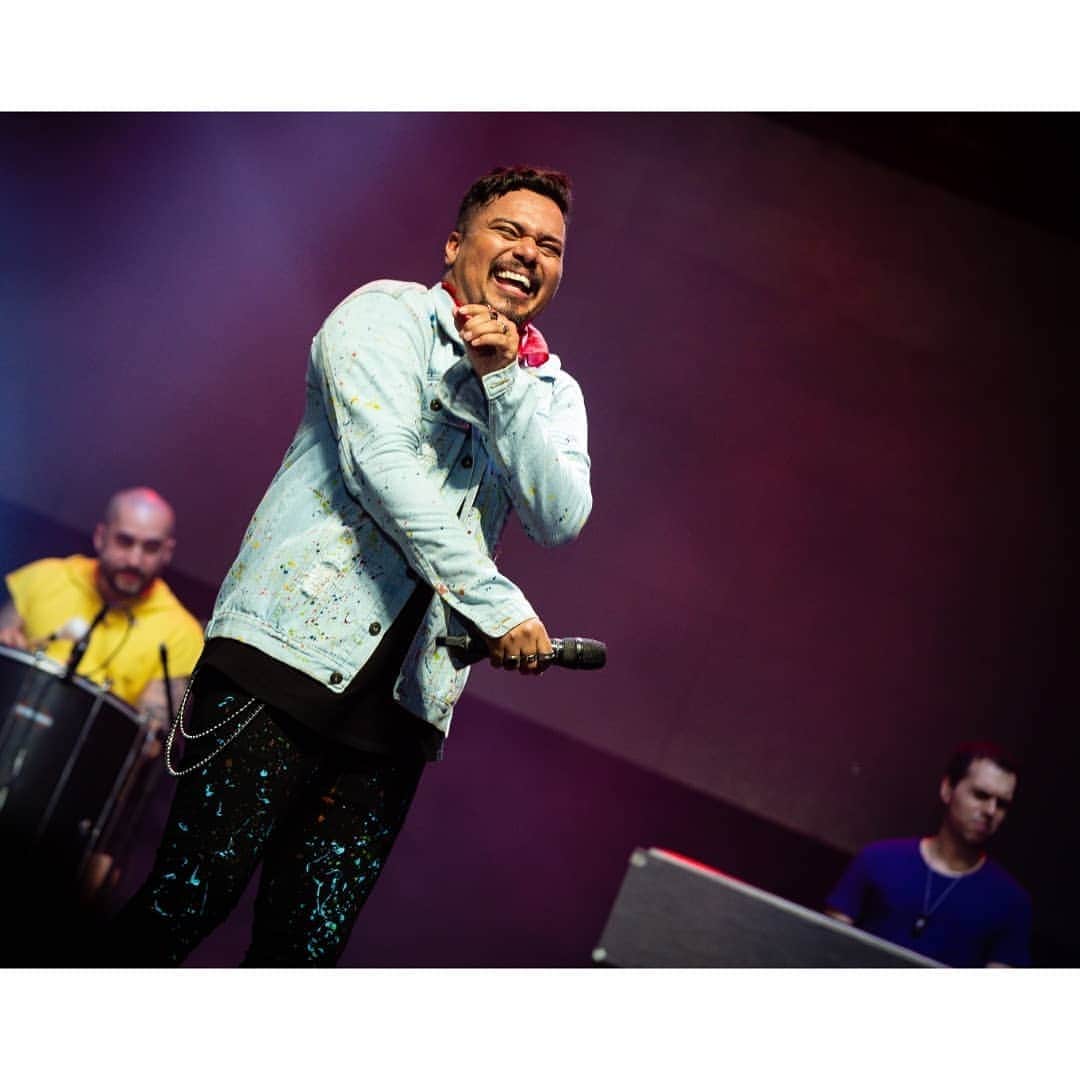 Sorriso Marotoのインスタグラム：「Que fds abençoado! 🙌🏼😃 Foram 3 shows maravilhosos, em 3 cidades tão especiais pra nós e todos com casas lotadas e ingressos esgotados! Muito obrigado à galera do Rio, Natal e Recife por tanto carinho. Esperamos que vocês tenham sido tão felizes como nós fomos na companhia de vocês. ❤️ #AoVivoAoCuboEmCores @bcbrunocardoso @eusergiojr @crisjog @vinisorriso @frd.silva (📷 @ovitorbranco / Foto Drone: @brabofilms)」