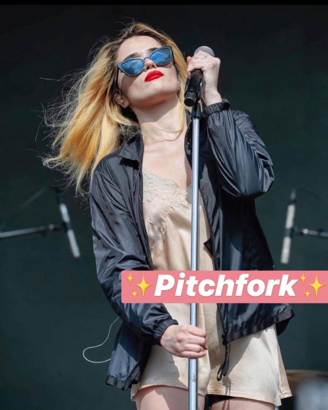 スカイ・フェレイラさんのインスタグラム写真 - (スカイ・フェレイラInstagram)「Friday @ Pitchfork Festival. It was a lot but fun.It was over 103 degrees when we played,the system was weird/out,our gear overheated etc. My mic didn’t work & I couldn’t hear a single thing the entire fucking time. We did well considering the circumstances. It was our first show playing together & my first (for my own music) in a reeeeeally long time.I’m thankful for the talented people playing in my band (Ian/Nick/Cam/Johnny). Thanks @jorge_elbrecht for all of your hard work & helping me put the set together. Thanks to the people that came from all over the US to see my first show in ages & sat in a heatwave to see us play. @atcmanagement & I worked really hard to make this show happen & I’m so glad we did...although the show was different than I expected. I’m excited to play again. I’m trying not to throw up while singing in the last 2 photos (I tried to play it off or whatever) due to the heat. I despise the sun & I don’t know how my hair survived the humidity. We’re playing Korea this upcoming weekend.  X Sky  P.S. sorry I didn’t credit the photos. I don’t know who took each one 🧐」7月23日 9時49分 - skyferreira