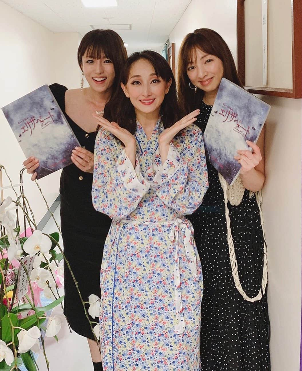 白羽ゆりさんのインスタグラム写真 - (白羽ゆりInstagram)「花總さんのエリザベートを、深田恭子ちゃんと観にいきました。  ふささん(花總さん)。 やはり素晴らしかったです。エリザベートガラコンサートで近くで感じたふささんと、今回のエリザベートはまた違く感じました。神々しいエリザベートさまでした。  久しぶりの恭子ちゃん。 宝塚卒業してはじめてのドラマが恭子ちゃんの作品だった。何も分からない私に、あの時から優しかった。会うたびに優しくて癒される。いつもありがとう！  幸せ過ぎる時間でした💕」7月23日 9時52分 - yurishirahane