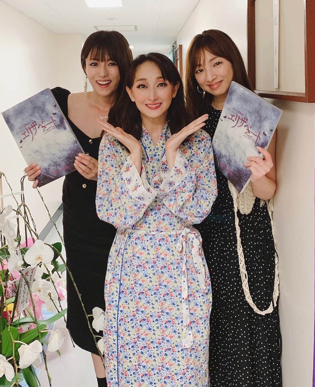 白羽ゆりのインスタグラム：「花總さんのエリザベートを、深田恭子ちゃんと観にいきました。  ふささん(花總さん)。 やはり素晴らしかったです。エリザベートガラコンサートで近くで感じたふささんと、今回のエリザベートはまた違く感じました。神々しいエリザベートさまでした。  久しぶりの恭子ちゃん。 宝塚卒業してはじめてのドラマが恭子ちゃんの作品だった。何も分からない私に、あの時から優しかった。会うたびに優しくて癒される。いつもありがとう！  幸せ過ぎる時間でした💕」