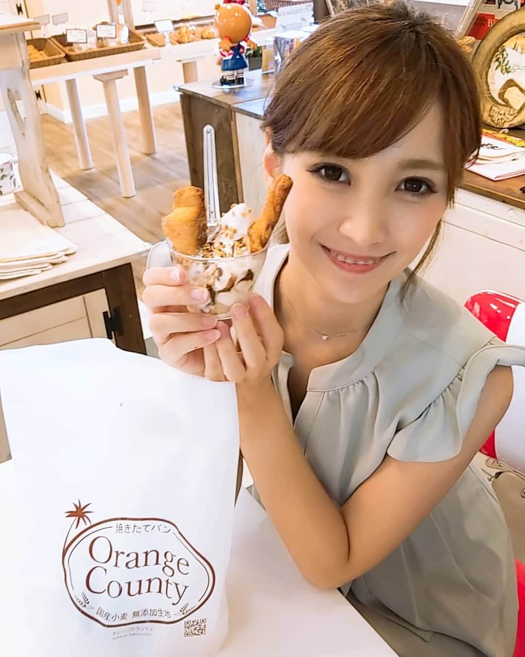 のインスタグラム：「お友達のパン屋さん @orangecounty.bakery で パフェが登場したから 同級生みんなで食べに行ってきた♡ 美味しかった～♡♡♡ お近くの方は是非寄ってみてね😃 私も家族も美味しすぎて常連( *´艸) #パン #パフェ #パフェ部 #パン屋さん #朝食 #グルメ」