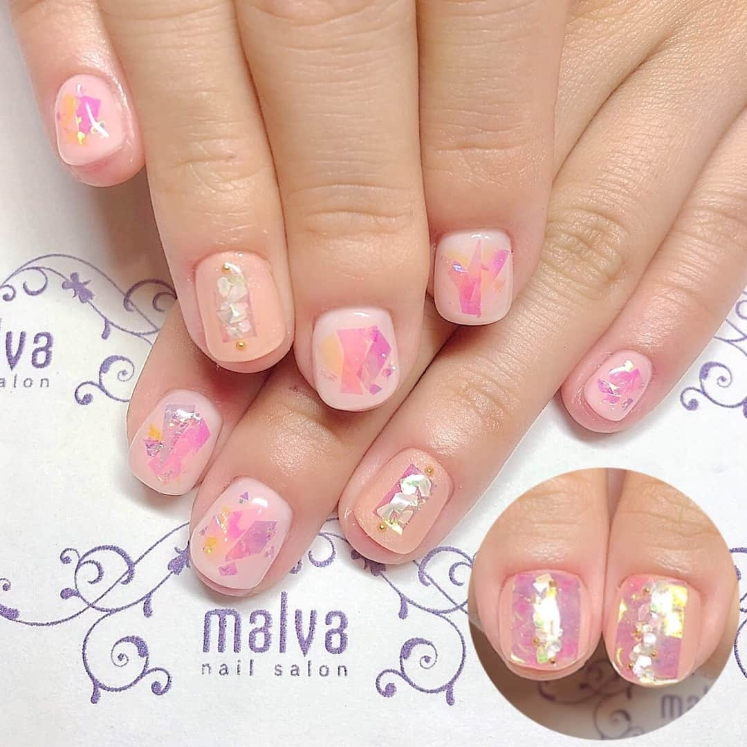 nailsalon malva（ネイルサロンマルヴァ）さんのインスタグラム写真 - (nailsalon malva（ネイルサロンマルヴァ）Instagram)「✭オーロラネイル012✭⠀ ⠀ ヌーディーカラーに透明感あるフィルムアート✯*･ :.｡⠀ ⠀ nail salon malva ご予約はℒℐ𝒩ℰからがオススメです☆⠀ 🌙原宿ℒℐ𝒩ℰ ℐ𝒟→《@malva》⠀ ※@を忘れずに‼︎⠀ 全てのアートや料金表はℋ𝒫より⠀ ℋ𝒯𝒯𝒫://𝒲𝒲𝒲.ℳ𝒜ℒ𝒱𝒜𝒩𝒜ℐℒ.𝒞𝒪ℳ/𝒮𝒫/⠀ #malva#マルヴァ#ネイル#gelnail#nail#nailart#naildesign#nailstagram#ジェル#gel#ジェルネイル#ネイルデザイン#原宿ネイル#nailsalon#ネイルサロン#ネイルチップ#森絵里香#malvaネイル#malvanail#ネイリスト募集#美甲#ロシアンマニキュア#ハンドネイル#夏ネイル#네일#젤네일#甲油#指甲#beauty#透明感」7月23日 10時00分 - malva_nail