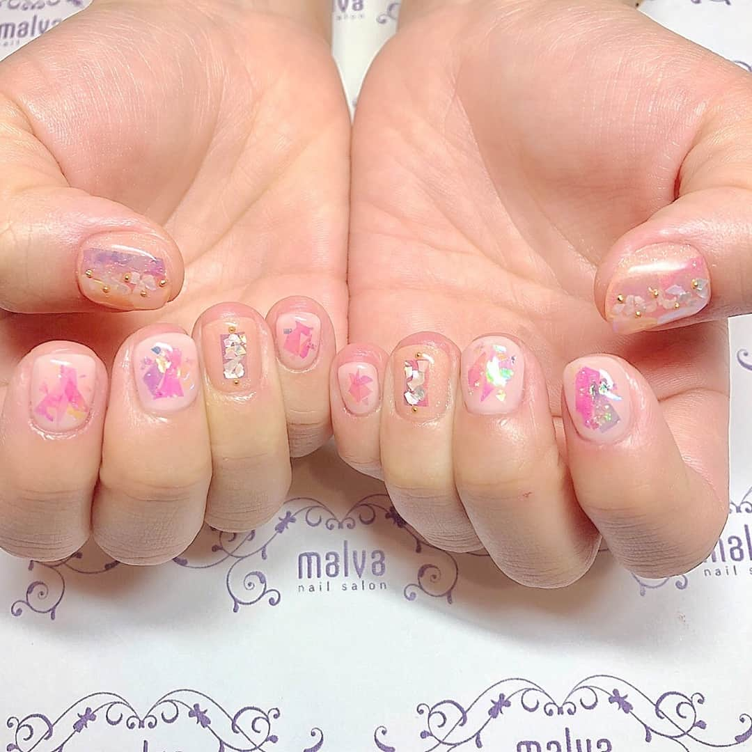 nailsalon malva（ネイルサロンマルヴァ）さんのインスタグラム写真 - (nailsalon malva（ネイルサロンマルヴァ）Instagram)「✭オーロラネイル012✭⠀ ⠀ ヌーディーカラーに透明感あるフィルムアート✯*･ :.｡⠀ ⠀ nail salon malva ご予約はℒℐ𝒩ℰからがオススメです☆⠀ 🌙原宿ℒℐ𝒩ℰ ℐ𝒟→《@malva》⠀ ※@を忘れずに‼︎⠀ 全てのアートや料金表はℋ𝒫より⠀ ℋ𝒯𝒯𝒫://𝒲𝒲𝒲.ℳ𝒜ℒ𝒱𝒜𝒩𝒜ℐℒ.𝒞𝒪ℳ/𝒮𝒫/⠀ #malva#マルヴァ#ネイル#gelnail#nail#nailart#naildesign#nailstagram#ジェル#gel#ジェルネイル#ネイルデザイン#原宿ネイル#nailsalon#ネイルサロン#ネイルチップ#森絵里香#malvaネイル#malvanail#ネイリスト募集#美甲#ロシアンマニキュア#ハンドネイル#夏ネイル#네일#젤네일#甲油#指甲#beauty#透明感」7月23日 10時00分 - malva_nail