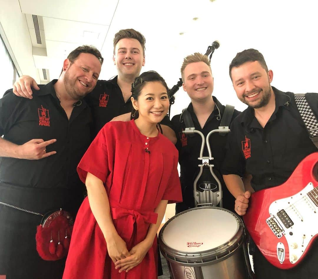 関根麻里さんのインスタグラム写真 - (関根麻里Instagram)「Thank you @RedHotChilliPipers for the amazing performance on our Japanese TV show, Sukkiri! We all look forward to FujiRock! #レッドホットチリパイパーズ（#レッドホットチリペッパーズ とお間違いなく！） #バグパイプ と#ロック の融合、#バグロック！超カッコいいです✨✨✨！ #RedHotChilliPipers #BagRock #Japan #スッキリ #WEニュース #フジロック #レッチリ #関根麻里 #MariSekine」7月23日 10時14分 - marisekine