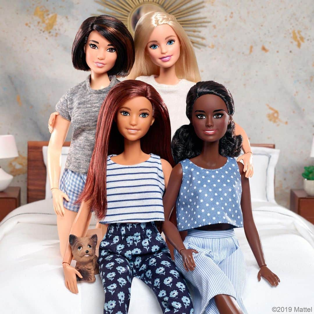 バービーさんのインスタグラム写真 - (バービーInstagram)「Girl’s Night In! Can you guess what we are watching? 📺 #barbie #barbiestyle⁠」7月23日 10時08分 - barbiestyle