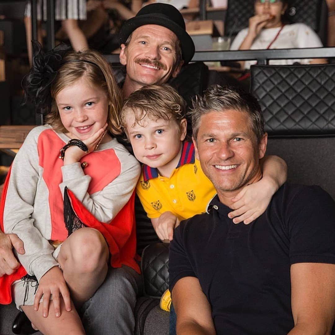 ニール・パトリック・ハリスさんのインスタグラム写真 - (ニール・パトリック・ハリスInstagram)「Have a nice week! 👨‍👨‍👧‍👦 #neilpatrickharris #davidburtka #nph #db #tagsforlikes #actors #lovethem #handsome #chef #repost #gideonscott #harpergrace #twins #burtkaharris #family #burtkaharrisfamily #papa #daddy #couple #husbands @nph @dbelicious ❤」7月23日 10時32分 - instagranph