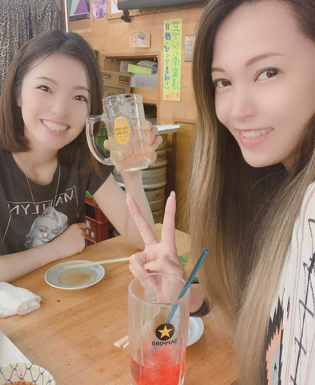 HIROMINのインスタグラム：「𓇼 𓇼 . . 𓇼 ひさびさわきちゃん❤️ 海行く予定だったけど天気悪くて 急遽浅草昼飲み🤤 仲見世通りで食べ歩いて 浅草寺お参りしておみくじ引いて✨ 𓇼 . . 𓇼 ホッピー通りはやはり好きです❤️ 𓇼 . . 𓇼 #昼飲み #飲み会 #ホッピー通り #浅草 #雷門 #東京 #女子会 #はしご酒 #浅草メンチ #enjoy #smile #happy #life #good #like #food #meal #friends #girl #girlstalk #tokyo #beer #instagram #instagood #instalike #instapic #instapho #instafood」