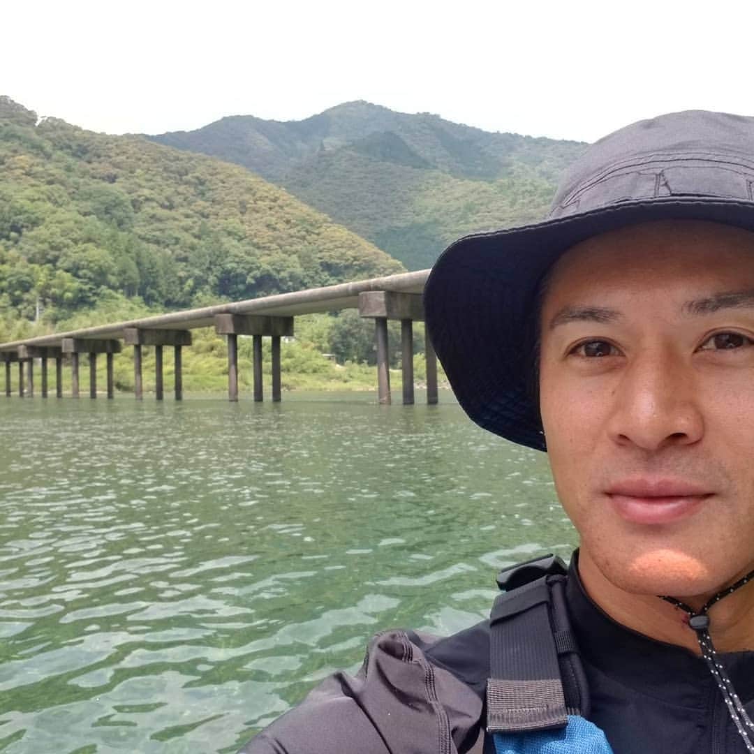 山下晃和さんのインスタグラム写真 - (山下晃和Instagram)「【OUTDOOR】先日は四国の高知県にてアウトドア旅してきました  ノンフィルターの#にこ淵 はInstagramで注目されるようになったとのこと バエです  目を疑うほどの#仁淀ブルー　（透明でエメラルドグリーンの水の色のこと）  仁淀川はのんびりカヤック  スマホをポチャと入れてこの仁淀ブルーの1番の場所をトドロキさんから教わりました  暴れ川の吉野川はラフトで絶叫 ガイドさんが居なかったら死んでいたかもね。。。 キャンプ場は標高があって激寒でしたが、星がとても美しくて涙が出そうなほど  川遊びは夏の風物詩ですので、 これからはもっと川と仲良くなろうと思いました  内田さんや辰野さんの本を舐め回すように読んでいます  高知の川旅はめちゃくちゃ楽しいですよ！！⛵ #川旅 #パックラフト #高知県 #アウトドア旅 #river #packraft #niyodoblue #Japan #kayak #Shikoku #kouchi #嶺北 #土佐れいほく #本山町 #パックラフト #alpacka #camp #キャンプ #outdoor #paddle #パドルスポーツ #PROUV #リンネ #keen #keenambassador #ハンモック #いごっそう」7月23日 10時25分 - travel_akikazoo