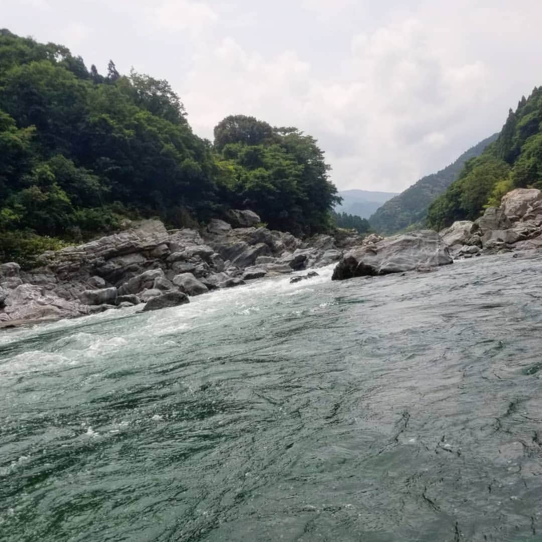 山下晃和さんのインスタグラム写真 - (山下晃和Instagram)「【OUTDOOR】先日は四国の高知県にてアウトドア旅してきました  ノンフィルターの#にこ淵 はInstagramで注目されるようになったとのこと バエです  目を疑うほどの#仁淀ブルー　（透明でエメラルドグリーンの水の色のこと）  仁淀川はのんびりカヤック  スマホをポチャと入れてこの仁淀ブルーの1番の場所をトドロキさんから教わりました  暴れ川の吉野川はラフトで絶叫 ガイドさんが居なかったら死んでいたかもね。。。 キャンプ場は標高があって激寒でしたが、星がとても美しくて涙が出そうなほど  川遊びは夏の風物詩ですので、 これからはもっと川と仲良くなろうと思いました  内田さんや辰野さんの本を舐め回すように読んでいます  高知の川旅はめちゃくちゃ楽しいですよ！！⛵ #川旅 #パックラフト #高知県 #アウトドア旅 #river #packraft #niyodoblue #Japan #kayak #Shikoku #kouchi #嶺北 #土佐れいほく #本山町 #パックラフト #alpacka #camp #キャンプ #outdoor #paddle #パドルスポーツ #PROUV #リンネ #keen #keenambassador #ハンモック #いごっそう」7月23日 10時25分 - travel_akikazoo