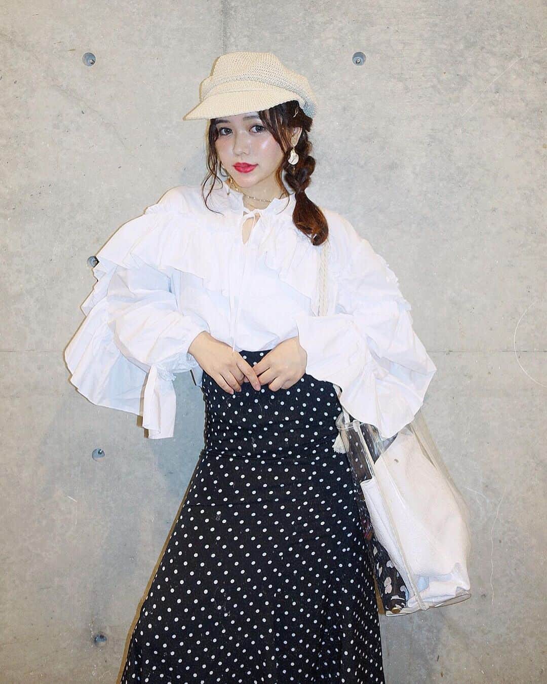 junko onagi ／小梛準子さんのインスタグラム写真 - (junko onagi ／小梛準子Instagram)「ㅤㅤㅤㅤㅤㅤㅤㅤㅤㅤ ㅤㅤㅤㅤㅤㅤㅤㅤㅤㅤ ガーリーなコーデも 自分の得意な色味なら 落ち着いて着られる🌹笑  トップスがボリューミーだったので スカートはタイト目に、 ヘアはまとめて帽子で目線を上に🙆‍♀️!!! ㅤㅤㅤㅤㅤㅤㅤㅤㅤㅤ #チビぽちゃなりに色々考えてコーデ組んでるよ笑  #視覚マジック😏❤︎ #ブランドはタグ付けみてね❤︎ ㅤㅤㅤㅤㅤㅤㅤㅤㅤㅤ #じゅんこーでちゃん #Jgene #ジェイジーン #ミニリュック #クリアトート #ドットスカート #ロングスカート #フリルシャツ #7things #viviennewestwood #melissa #メリッサ #ヴィヴィアンウエストウッド #melissaxviviennewestwood #帽子アレンジ #セルフアレンジ #赤リップ #梅雨時期の湿気や雨で髪の毛がまとまらない時は帽子xヘアアレンジがGOOD💯 ㅤㅤㅤㅤㅤㅤㅤㅤㅤㅤ ㅤㅤㅤㅤㅤㅤㅤㅤㅤㅤ」7月23日 10時26分 - jnco0417