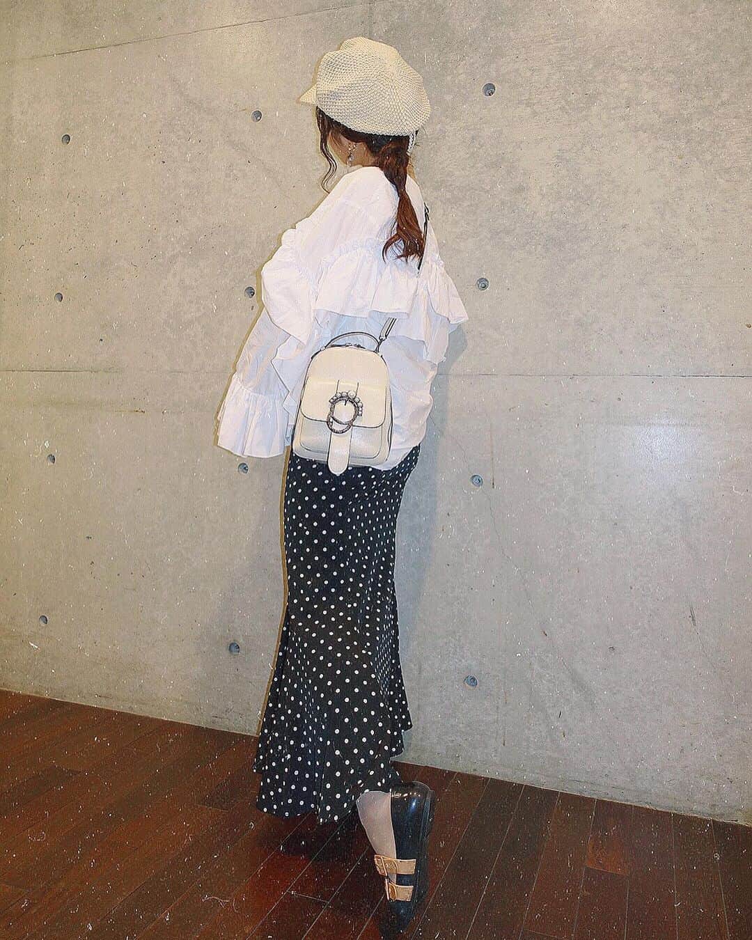 junko onagi ／小梛準子さんのインスタグラム写真 - (junko onagi ／小梛準子Instagram)「ㅤㅤㅤㅤㅤㅤㅤㅤㅤㅤ ㅤㅤㅤㅤㅤㅤㅤㅤㅤㅤ ガーリーなコーデも 自分の得意な色味なら 落ち着いて着られる🌹笑  トップスがボリューミーだったので スカートはタイト目に、 ヘアはまとめて帽子で目線を上に🙆‍♀️!!! ㅤㅤㅤㅤㅤㅤㅤㅤㅤㅤ #チビぽちゃなりに色々考えてコーデ組んでるよ笑  #視覚マジック😏❤︎ #ブランドはタグ付けみてね❤︎ ㅤㅤㅤㅤㅤㅤㅤㅤㅤㅤ #じゅんこーでちゃん #Jgene #ジェイジーン #ミニリュック #クリアトート #ドットスカート #ロングスカート #フリルシャツ #7things #viviennewestwood #melissa #メリッサ #ヴィヴィアンウエストウッド #melissaxviviennewestwood #帽子アレンジ #セルフアレンジ #赤リップ #梅雨時期の湿気や雨で髪の毛がまとまらない時は帽子xヘアアレンジがGOOD💯 ㅤㅤㅤㅤㅤㅤㅤㅤㅤㅤ ㅤㅤㅤㅤㅤㅤㅤㅤㅤㅤ」7月23日 10時26分 - jnco0417