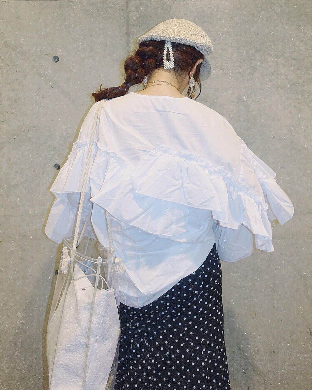 junko onagi ／小梛準子さんのインスタグラム写真 - (junko onagi ／小梛準子Instagram)「ㅤㅤㅤㅤㅤㅤㅤㅤㅤㅤ ㅤㅤㅤㅤㅤㅤㅤㅤㅤㅤ ガーリーなコーデも 自分の得意な色味なら 落ち着いて着られる🌹笑  トップスがボリューミーだったので スカートはタイト目に、 ヘアはまとめて帽子で目線を上に🙆‍♀️!!! ㅤㅤㅤㅤㅤㅤㅤㅤㅤㅤ #チビぽちゃなりに色々考えてコーデ組んでるよ笑  #視覚マジック😏❤︎ #ブランドはタグ付けみてね❤︎ ㅤㅤㅤㅤㅤㅤㅤㅤㅤㅤ #じゅんこーでちゃん #Jgene #ジェイジーン #ミニリュック #クリアトート #ドットスカート #ロングスカート #フリルシャツ #7things #viviennewestwood #melissa #メリッサ #ヴィヴィアンウエストウッド #melissaxviviennewestwood #帽子アレンジ #セルフアレンジ #赤リップ #梅雨時期の湿気や雨で髪の毛がまとまらない時は帽子xヘアアレンジがGOOD💯 ㅤㅤㅤㅤㅤㅤㅤㅤㅤㅤ ㅤㅤㅤㅤㅤㅤㅤㅤㅤㅤ」7月23日 10時26分 - jnco0417