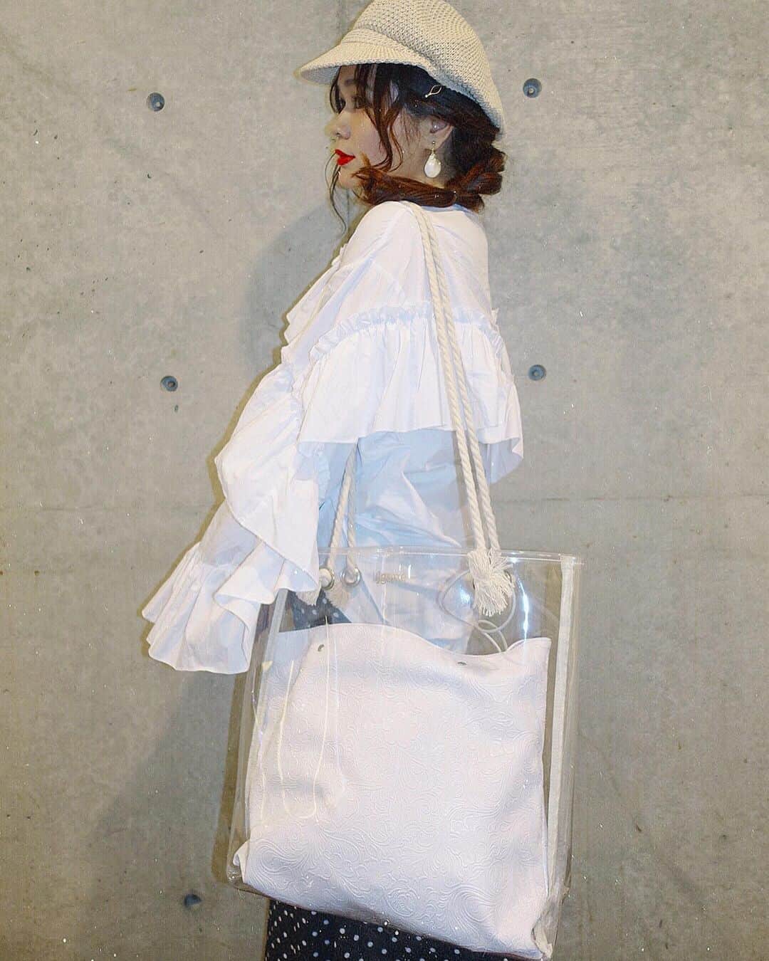 junko onagi ／小梛準子さんのインスタグラム写真 - (junko onagi ／小梛準子Instagram)「ㅤㅤㅤㅤㅤㅤㅤㅤㅤㅤ ㅤㅤㅤㅤㅤㅤㅤㅤㅤㅤ ガーリーなコーデも 自分の得意な色味なら 落ち着いて着られる🌹笑  トップスがボリューミーだったので スカートはタイト目に、 ヘアはまとめて帽子で目線を上に🙆‍♀️!!! ㅤㅤㅤㅤㅤㅤㅤㅤㅤㅤ #チビぽちゃなりに色々考えてコーデ組んでるよ笑  #視覚マジック😏❤︎ #ブランドはタグ付けみてね❤︎ ㅤㅤㅤㅤㅤㅤㅤㅤㅤㅤ #じゅんこーでちゃん #Jgene #ジェイジーン #ミニリュック #クリアトート #ドットスカート #ロングスカート #フリルシャツ #7things #viviennewestwood #melissa #メリッサ #ヴィヴィアンウエストウッド #melissaxviviennewestwood #帽子アレンジ #セルフアレンジ #赤リップ #梅雨時期の湿気や雨で髪の毛がまとまらない時は帽子xヘアアレンジがGOOD💯 ㅤㅤㅤㅤㅤㅤㅤㅤㅤㅤ ㅤㅤㅤㅤㅤㅤㅤㅤㅤㅤ」7月23日 10時26分 - jnco0417