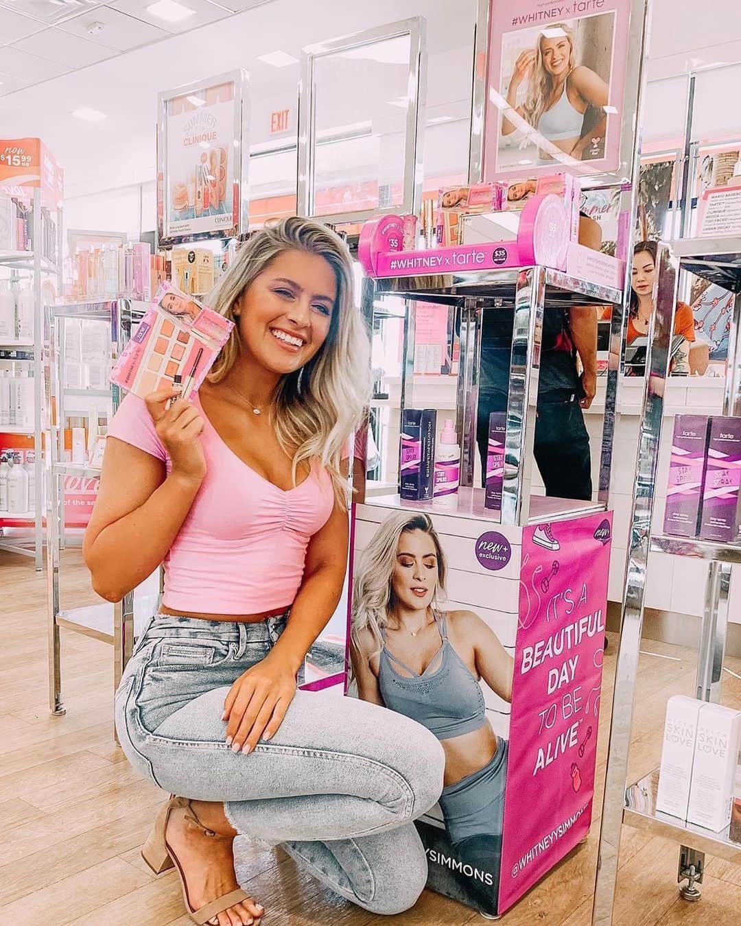 Tarte Cosmeticsさんのインスタグラム写真 - (Tarte CosmeticsInstagram)「"WE’RE IN ULTA 😭🎉💜✨ Ahhhhh my heart is so full and overwhelmed by the amount of support my little community has shown me during the launch of my Whitney Simmons x @tartecosmetics collab 😭😭 I love y’all and could never express how grateful I am for you. THANK YOU X10000000 I CANT BELIEVE I’M IN ULTA BABY WOOOOHOOOOO #whitneyxtarte" - @whitneyysimmons 💜💜💜 #doubledutybeauty #busygirlbeauty #repost」7月23日 10時31分 - tartecosmetics