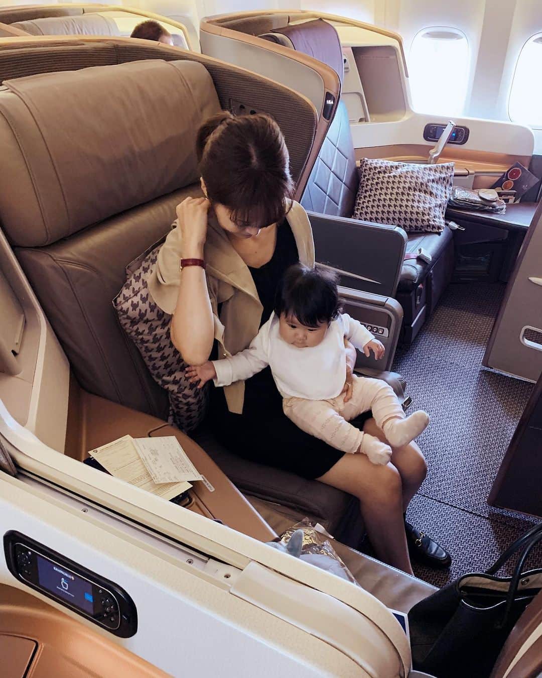 Shokoさんのインスタグラム写真 - (ShokoInstagram)「＊Lifestyle＊ It’s been almost a year since my last trip back home to Japan. ・ Last time it was for baby-moon and this time babyS is having her first flight and trip to my hometown visiting the fam. ・ You can’t tell from this picture but I was super nervous about the flight. The cold stares you get when the baby cries.. ・ Surprisingly it went very well and baby slept for 5 hours during our 7 hour flight. Except we had a terrible turbulence due to huge typhoon so we had to carry her most of the time... mommy was VERY tired. Hahaha.」7月23日 10時37分 - simplytokyo