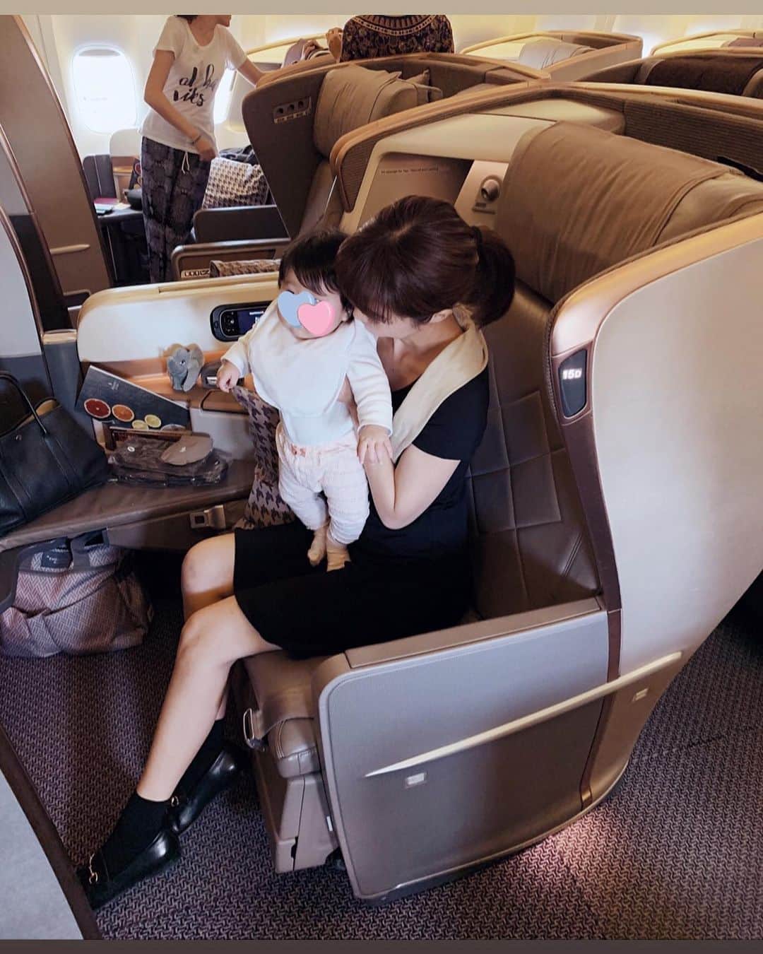 Shokoのインスタグラム：「＊Lifestyle＊ It’s been almost a year since my last trip back home to Japan. ・ Last time it was for baby-moon and this time babyS is having her first flight and trip to my hometown visiting the fam. ・ You can’t tell from this picture but I was super nervous about the flight. The cold stares you get when the baby cries.. ・ Surprisingly it went very well and baby slept for 5 hours during our 7 hour flight. Except we had a terrible turbulence due to huge typhoon so we had to carry her most of the time... mommy was VERY tired. Hahaha.」