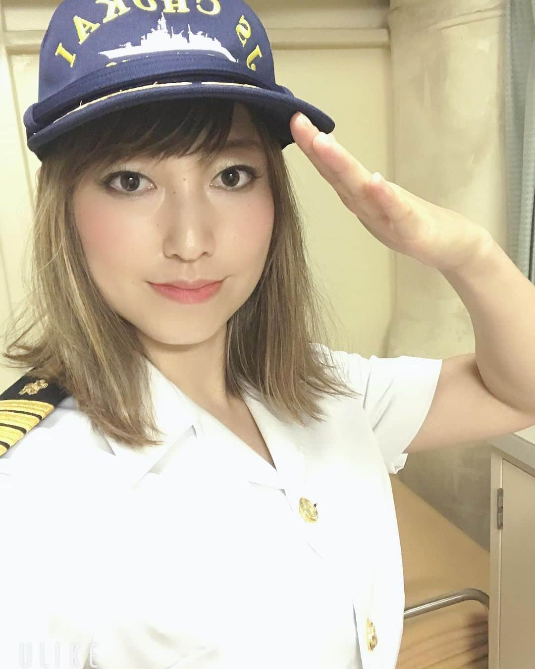 浅井未歩さんのインスタグラム写真 - (浅井未歩Instagram)「2019.07.21 護衛艦「ちょうかい」でライブしてきました！ 動画などはストーリーにあげたのでチェックしてみてください！ @mihomihooo  とにかく、生でみる護衛艦の迫力はすごかった、、、ものすごくかっこよくて、はじめて乗り物に恋をしました。イケメンすぎた。笑笑  艦上で歌を歌うという貴重な経験をさせていただきました。 艦内でいただいたカレーライスがものすごく美味しかったり、 機関砲が動いているところを間近で見させてもらったり、 帰る頃には、わたしも自衛官になりたい！という気持ちになっていました。 . . . ものすごく内輪な話ですけど、 うちの父が元自衛官で、 私の弟は知的障害を持っていて、 本当は父は弟に、色々な夢を持っていて、いつかは自衛官になってもらえたらっていう希望もあったんだと思います。 その夢は叶わなかったけど、 今こうして私が自衛隊の広報大使として関わらせてもらうことで、 弟の代わりに、父への恩返しができるのかなーと。 そんな気持ちもあるので、 これからもっと自衛隊のことを私自身が知って、広めていけるよう、活動していきたいと思います。 . . 貴重な機会をありがとうございました！ . . . #自衛官  #自衛隊  #海上自衛隊  #護衛艦 #ちょうかい  #旭川自衛隊地方協力本部広報大使」7月23日 10時42分 - asaimiho____24