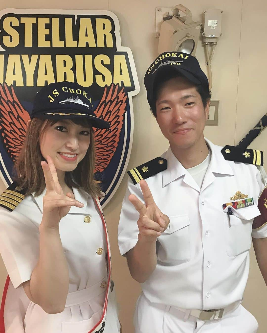 浅井未歩さんのインスタグラム写真 - (浅井未歩Instagram)「2019.07.21 護衛艦「ちょうかい」でライブしてきました！ 動画などはストーリーにあげたのでチェックしてみてください！ @mihomihooo  とにかく、生でみる護衛艦の迫力はすごかった、、、ものすごくかっこよくて、はじめて乗り物に恋をしました。イケメンすぎた。笑笑  艦上で歌を歌うという貴重な経験をさせていただきました。 艦内でいただいたカレーライスがものすごく美味しかったり、 機関砲が動いているところを間近で見させてもらったり、 帰る頃には、わたしも自衛官になりたい！という気持ちになっていました。 . . . ものすごく内輪な話ですけど、 うちの父が元自衛官で、 私の弟は知的障害を持っていて、 本当は父は弟に、色々な夢を持っていて、いつかは自衛官になってもらえたらっていう希望もあったんだと思います。 その夢は叶わなかったけど、 今こうして私が自衛隊の広報大使として関わらせてもらうことで、 弟の代わりに、父への恩返しができるのかなーと。 そんな気持ちもあるので、 これからもっと自衛隊のことを私自身が知って、広めていけるよう、活動していきたいと思います。 . . 貴重な機会をありがとうございました！ . . . #自衛官  #自衛隊  #海上自衛隊  #護衛艦 #ちょうかい  #旭川自衛隊地方協力本部広報大使」7月23日 10時42分 - asaimiho____24