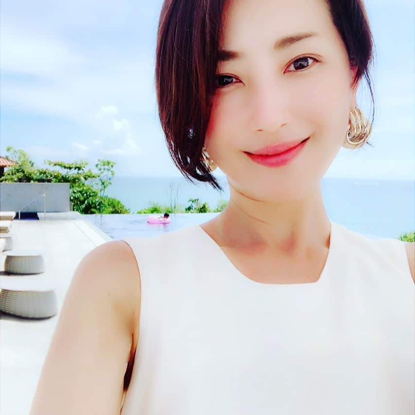 真樹麗子さんのインスタグラム写真 - (真樹麗子Instagram)「gm...☀️ モーニングの搾りたてフレッシュオレンジジュース🍹 焼き立てのパンに、新鮮なサラダ🥗 そして、ヒラマツさんこだわりのエッグベネディクトが美味しすぎて😍  #thehiramatsuhotelsandresortsginoza #hiramatsuhotels #thehiramatsuginoza #蝉の声#夏休み#summervacation  #美食の宿#オーベルジュ#毎朝メニューが違う幸せ #時間を味わう旅#沖縄#宜野座 #宜野座の朝 #おいしい宜野座#真樹麗子の旅gram」7月23日 10時47分 - makiofficial_0718