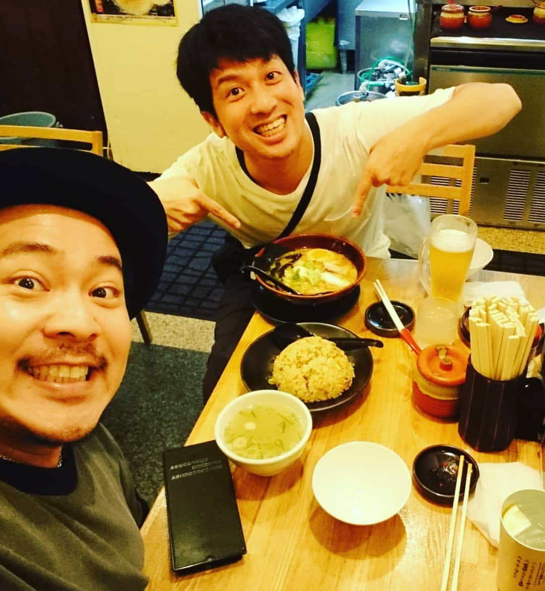 高井俊彦さんのインスタグラム写真 - (高井俊彦Instagram)「【本日７／２３から‼️】 名古屋の御園座で『夏休み！吉本新喜劇&バラエティ公演』が始まります😃✌️ 昨夜から名古屋に入って稽古。 稽古終わり軽く平田と晩御飯に🌃🍴 ん？ なんで急に小屋を開けられたハムスターみたいや顔してるんやろ？？ 昨年末に引き続きまた御園座という歴史ある舞台に立たせて頂ける事に感謝✨ 漫才、落語、茂造の新喜劇を是非皆さん観にいらして下さい✋  昨日の会見は、正直残念でした‼️ １人の男として芸人として社長をカッコいいと思えなかった‼️ 私みたいな社長とほぼ話したことない末端の人間でも何かは出来る‼️ もうこんな底の底まで落ちてしまってるんやからより良い方向に上げて行くしかないやん‼️ みんなが本当の笑顔になれますように☺️✨」7月23日 10時47分 - takai_toshihiko