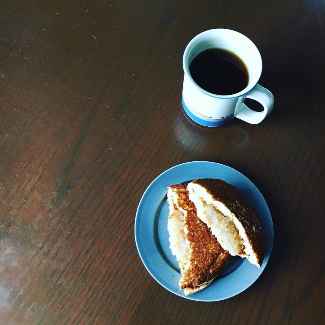 工藤まやさんのインスタグラム写真 - (工藤まやInstagram)「読者さんが届けてくれた亀十のどら焼きをarikoさんと大事にいただく朝。白あんは初めて！うまぁ。福を分けて幸せ❤️ #亀十#コナコーヒーと#arikoのBedandBreakfast#亀田文さんの器」7月23日 10時52分 - mayahawaii325
