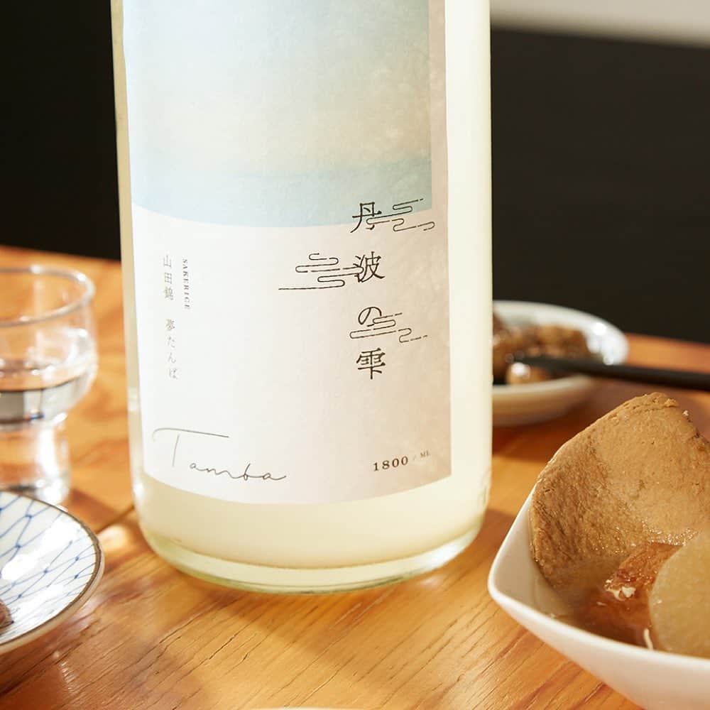 KURAND@日本酒飲み放題さんのインスタグラム写真 - (KURAND@日本酒飲み放題Instagram)「【丹波の大自然から生まれた日本酒】﻿ ﻿ 「丹波の雫」は、兵庫県・丹波の神秘的な大自然が詰まった、唯一無二の味わいが魅力の日本酒です😊﻿ ﻿ 丹波市では秋から春にかけて、丹波地域の山々を包むように「丹波霧」と呼ばれる深く低い霧が優しく広がり、幻想的な風景を醸しだします。特に早朝の山から見渡す丹波霧の雲海は、息を呑むほど神秘的な光景です。﻿ ﻿ そんな丹波の神秘的な大自然の中で育まれた高品質な素材と伝統の技を駆使し、丹色に染まる朝明けの中で生まれた日本酒が「丹波の雫」です💧﻿ ﻿ 朝日が昇る前の静寂につつまれた寒冷な気温の中で搾り始める「朝明け搾り」を行っています。丹波の寒冷で神秘的な朝明けのなか流れ落ちるお酒には、丹波の豊かな自然環境の中でしか表現できない丹波の味わいが詰まっています。﻿ ﻿ 丹波の素材と技、そして神秘的な大自然の中で生まれたお酒であることをイメージしていただけるよう丹波の情景をそのままラベルデザインで表現しました。﻿ ﻿ 澄んだ香りと柔らかな口当たり、口の中に広がるお米の瑞瑞しい甘みを、丹色に染まった、丹波の神秘的な朝明けの光景を感じながらご賞味ください💁﻿ ﻿ #KURAND #クランド #西山酒造場」7月23日 10時57分 - kurand_info
