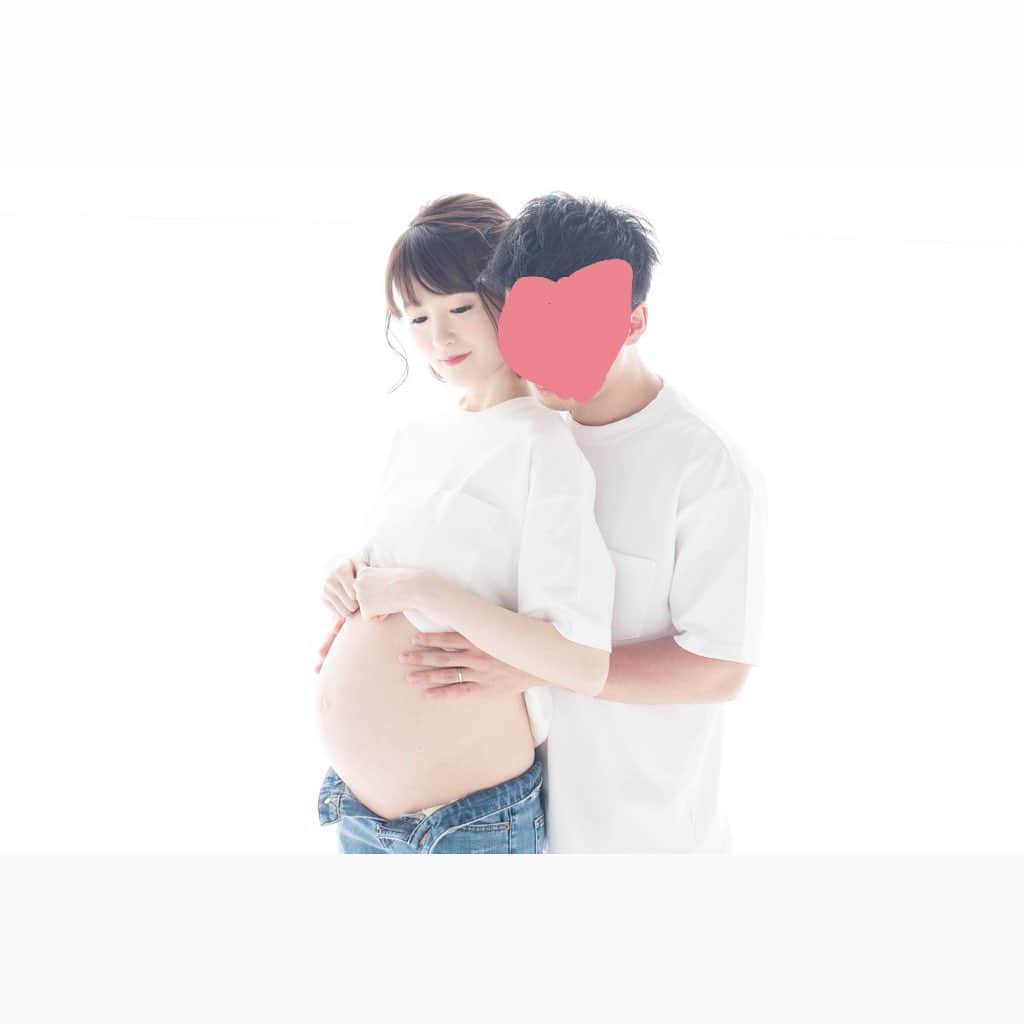 しほの涼のインスタグラム：「産まれて14日👼 授乳、寝かしつけ、オムツ、沐浴、あやし、何もかもが初めてでとにかくバタバタな毎日ですが、新生児は今しかないんですよね😿 おとなしいと少しでも寝ていたい自分と、 目を開けてるし見ててあげたい自分がいて、 でも将来後悔したくないから今だけと思って なるべく後者を選んでいます。 沢山抱っこして、沢山甘えさせてあげたい。 まだこの世界に出てきて14日。娘は大きくなろうといっぱい頑張ってる☺️ おっぱい飲むのも大変だよね、疲れちゃうよね。オムツ気持ち悪いね、上手く寝れないね💦ママと一緒に１個づつ慣れていこうね☺️ 産まれて2週間おめでとう🎉愛してるよ🥰 #新生児 #新生児あるある #新生児育児 #マタニティフォト #マタニティ #ママリ #新米ママ #新米ママの育児講座 #育児 #赤ちゃん #赤ちゃんのいる生活 #赤ちゃんのいる暮らし #赤ちゃんの発達 #生後2週間 #ベビー #令和ベイビー #令和ベビー #女の子ママ #女の子赤ちゃん #ママ #ママ一年生」