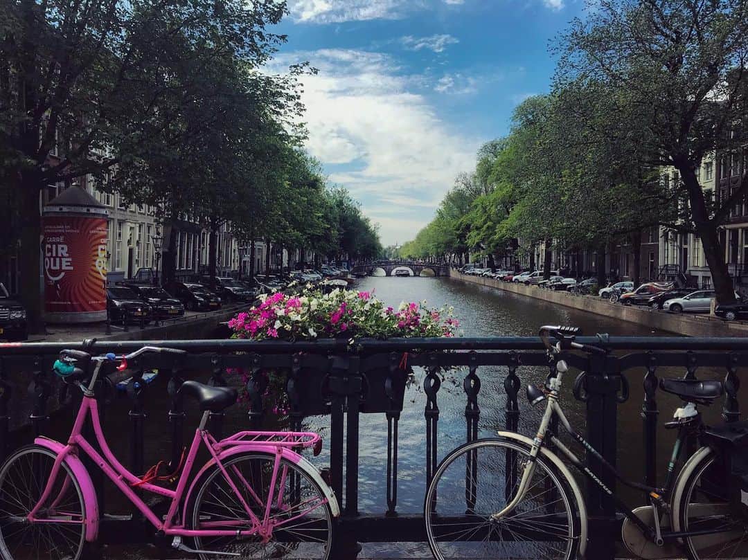 のインスタグラム：「自転車と川がたくさんの街🚲キラキラの笑顔で働くみかちゃん🥰次回はもっとゆっくり観光したいな✨ #オランダ #アムステルダム #amsterdam #🇳🇱 #自転車 #bicycle #river #smile #笑顔 #酒盛り#ひとり旅 #solotravels #lifeisajourney #sushi #街中から怪しげな香りw #とにかく宿高すぎ #travelgram」