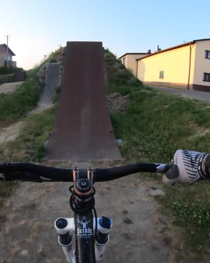 レッドブルのインスタグラム：「Anyone else experiencing serious F(L)OMO? . . . 🚲: @davidgodziek #redbull #givesyouwings #flow #pov #bikelife #mtb #fromwhereiride」