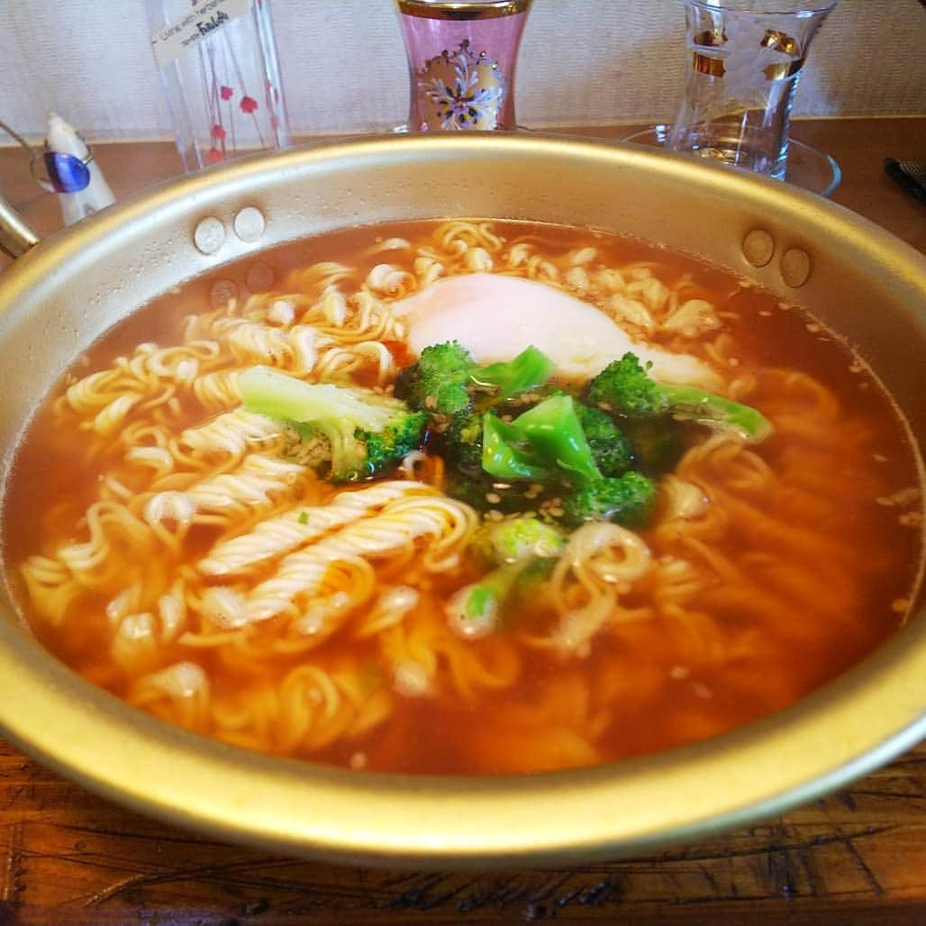 みながわゆみさんのインスタグラム写真 - (みながわゆみInstagram)「#ラーメン #インスタントラーメン #ラーメン大好き #出前一丁 #ごまラー油 #ブロッコリー #たまご #温泉玉子 #温泉たまご #おいしい #なべ #ガラスの指輪 #グラス #お洒落なグラス #トルコのグラス #熱々」7月23日 11時08分 - nama.09.19