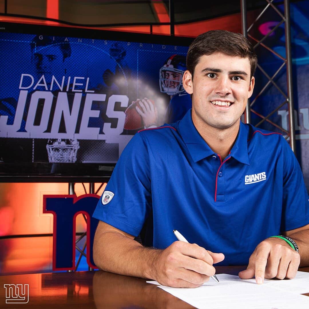 New York Giantsさんのインスタグラム写真 - (New York GiantsInstagram)「@danieljones3 has signed on the dotted line ✔️」7月23日 11時09分 - nygiants