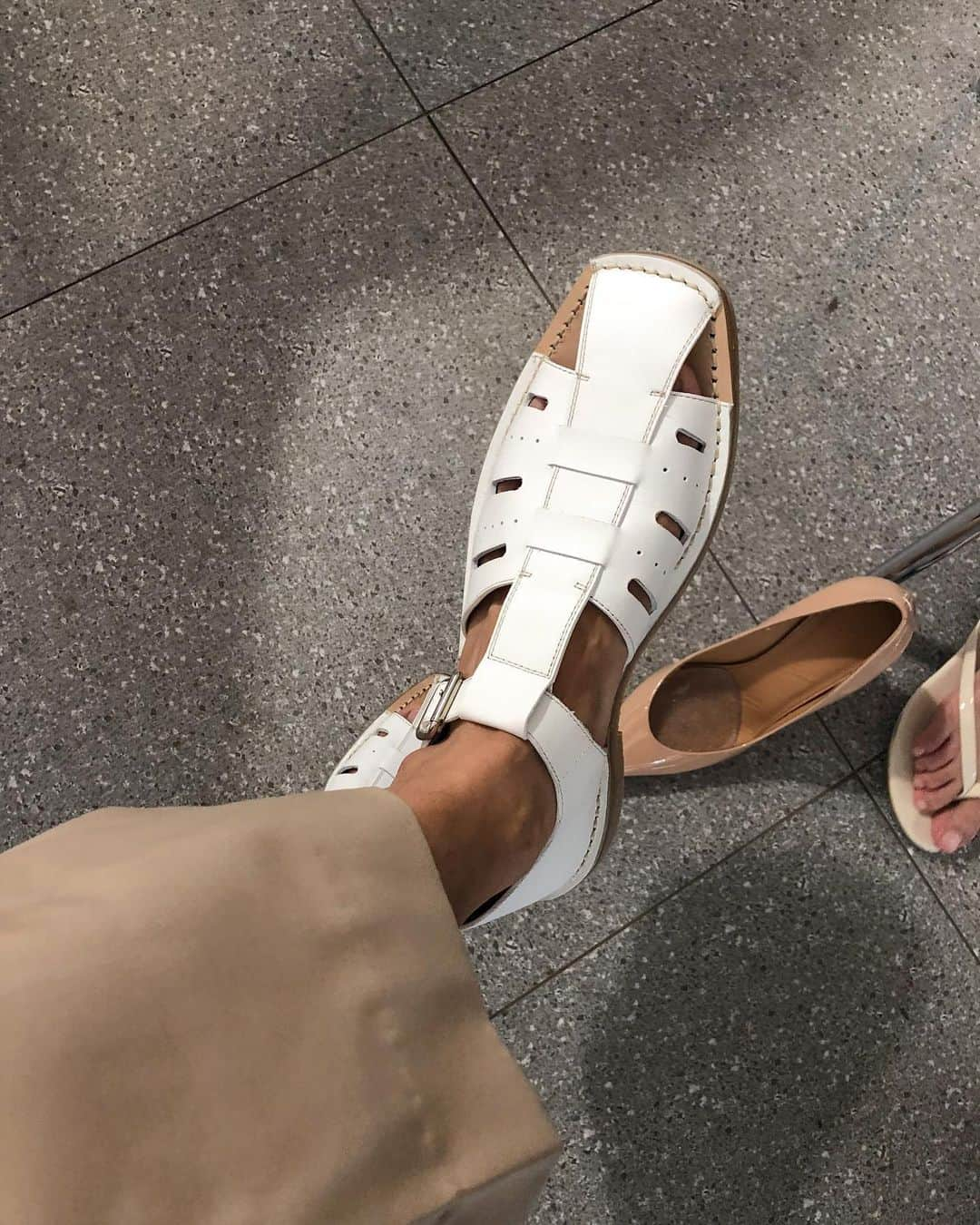 Junyoungさんのインスタグラム写真 - (JunyoungInstagram)「편하고 이뿜 . . . #lemaire #christophelemaire #lemaireman #lemaireparis #lemaireshoes #lemairess19 #sandals #fishermansandals #minimal #mmm #maisonmargiela #margiela #martinmargiela #르메르맨 #르메르 #르메르샌들 #샌들 #피셔맨샌들 #르메르파리 #마르지엘라 #메종마르지엘라 #마틴마르지엘라 #남자샌들 #크리스토퍼르메르 #르메르슈즈 #미니멀룩 #종로」7月23日 11時12分 - yanggeng88