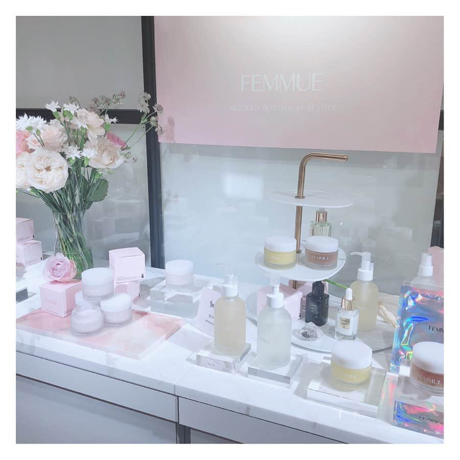のインスタグラム：「【FEMMUE　ファミュ】 の発表会へ🌸  花が持つ生命力、包括的な女性への働きかけに着目した韓国発スキンケアブランド なんだって🌼  今回は、新発売の FEMMUE ローズウォーター スリーピングマスク と FEMMUE フラワーインフューズドファインピール を体験したよ🌷  まずは保湿してからフラワーインフューズドファインピールでくるくるマッサージして、これが気持ちいい上に、めちゃくちゃツルツルになる！！！ そのあと、化粧水、美容液で整えてから、最後に、ローズウォータースリーピングマスクをすれば もっちりぷるぷる！  そして、香りがとっっってもいいの💐 お花の香りがふわっと香って、心も癒される🌹  FEMMUEは、ナチュラル成分にこだわっているから、 わたしの肌にはぴったり💕  詳しくは、タグ付けするので、みてみてね💓  #femmue  #ファミュ #ファミュが好き  #オーガニック #韓国 #スキンケア #美肌 #水光肌 #ツヤ #保湿 #ピーリング #コスメ #organic  #natural  #make #cosme」