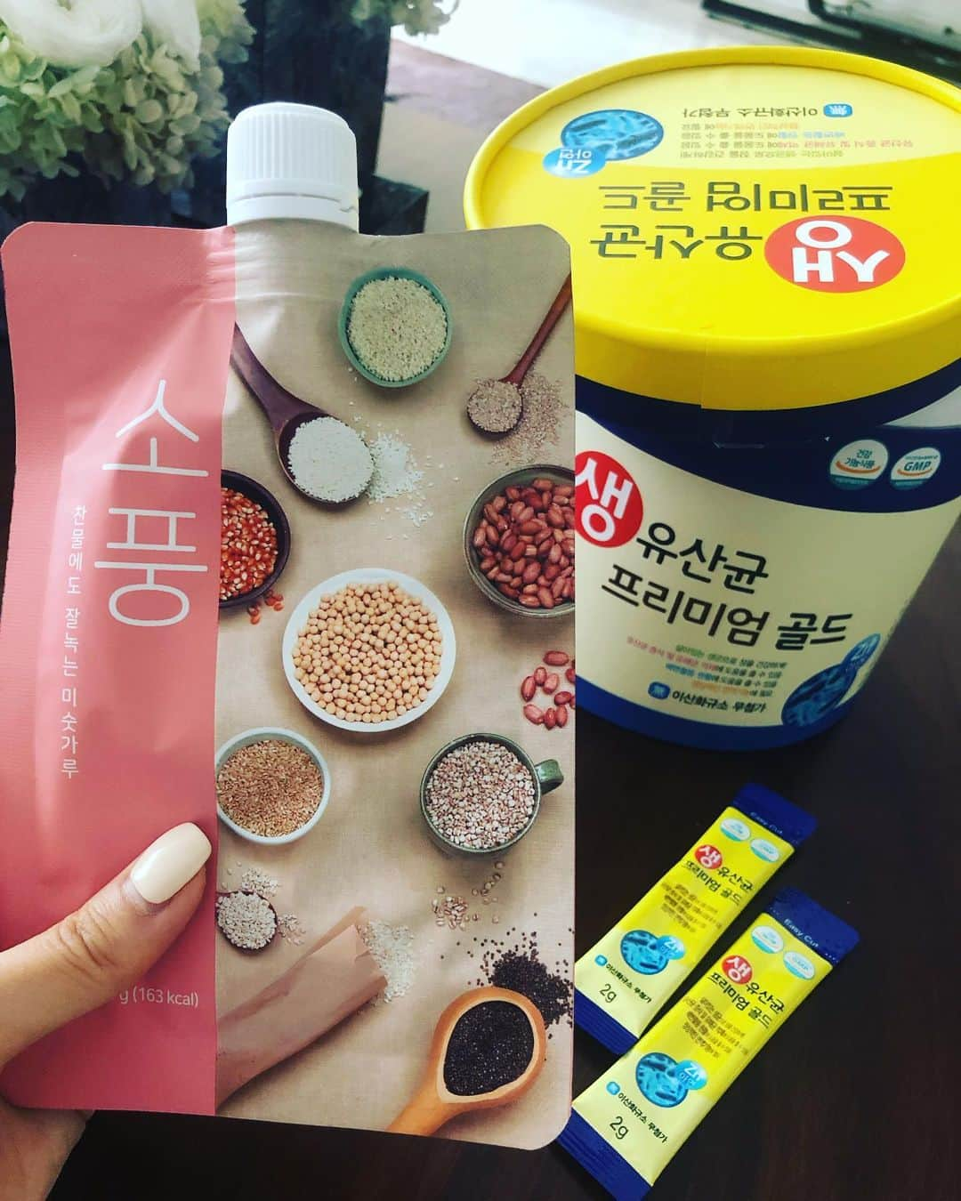 イ・ダヘさんのインスタグラム写真 - (イ・ダヘInstagram)「몸매 관리한다고 시작했으면.. 식사대신 저걸먹어야하는데..에피타이져로 먹고 있다는...ㅋ 내가 넘 좋아하는 #미숫가루#물만넣어#쉑킷쉑킷#끝 #유산균#필수로 챙겨드세요!!! 우리나라에 좋은제품들과 여행할 좋은곳이 참으로 많다는걸 요즘 새삼 깨닫고 있뜸! #우리나라#좋은나라」7月23日 11時23分 - leedahey4eva