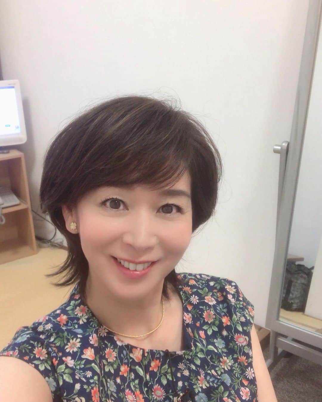 伊藤聡子さんのインスタグラム写真 - (伊藤聡子Instagram)「あまりに髪が早く伸びるので、ガツンと切っていただいたら、少年のようになりました🤣 小花柄のコットンワンピース。いよいよ真夏のスタイルです😄 #メーテレアップ#talbots #伊藤聡子」7月23日 11時28分 - satokoito73