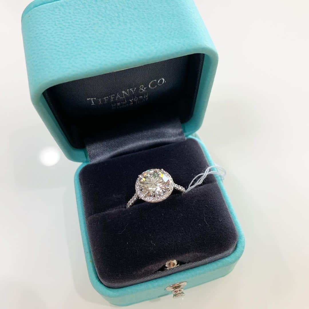 佐伯三貴のインスタグラム：「Tiffanyさんがこのデザイン私が好きだからってセンターのダイヤ💎が日本で1番大きいのを持ってきてくれました😂  自分では買えませーーん🤣🙏❤️ #tiffanyandco  #diamond」