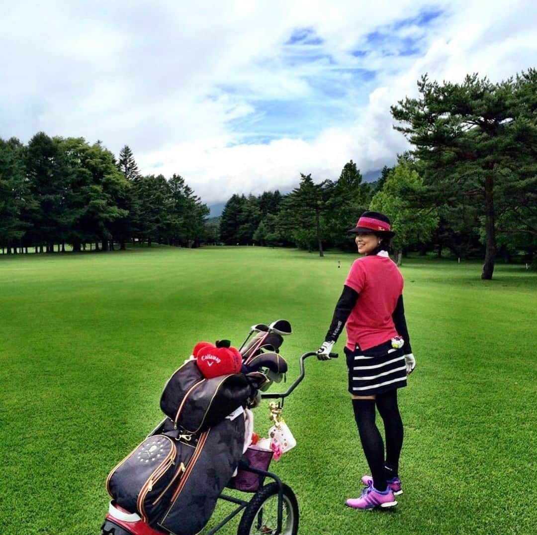 吉田玲奈さんのインスタグラム写真 - (吉田玲奈Instagram)「懐かしい✨4年前の7月⛳️ コンペで軽井沢😉 手引きカートの晴山でGOLFー♪ #golf #golfwear #女子ゴルフ #ゴルフ女子 #ゴルフウエア #markandlona #pearlygates #adidas #軽井沢ゴルフ #軽井沢合宿 #手引きカート #reinagolf」7月23日 11時32分 - reina.yoshida.ciel.1218