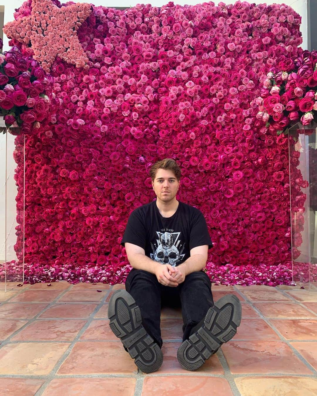 シェーン・ドーソンさんのインスタグラム写真 - (シェーン・ドーソンInstagram)「I just don’t know how to pose in front of a flower wall without making things weird. Thanks for the wall @jeffreestar! Not sure how you did this or where it came from but thank you for making my patio funeral goals 🌹❤️」7月23日 11時41分 - shanedawson