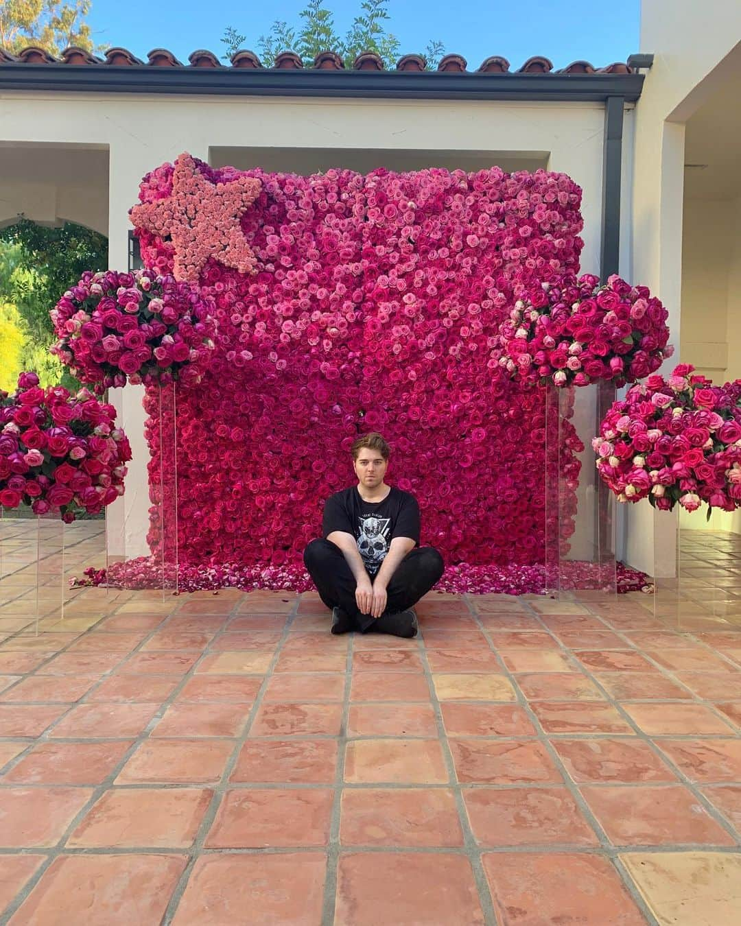 シェーン・ドーソンさんのインスタグラム写真 - (シェーン・ドーソンInstagram)「I just don’t know how to pose in front of a flower wall without making things weird. Thanks for the wall @jeffreestar! Not sure how you did this or where it came from but thank you for making my patio funeral goals 🌹❤️」7月23日 11時41分 - shanedawson