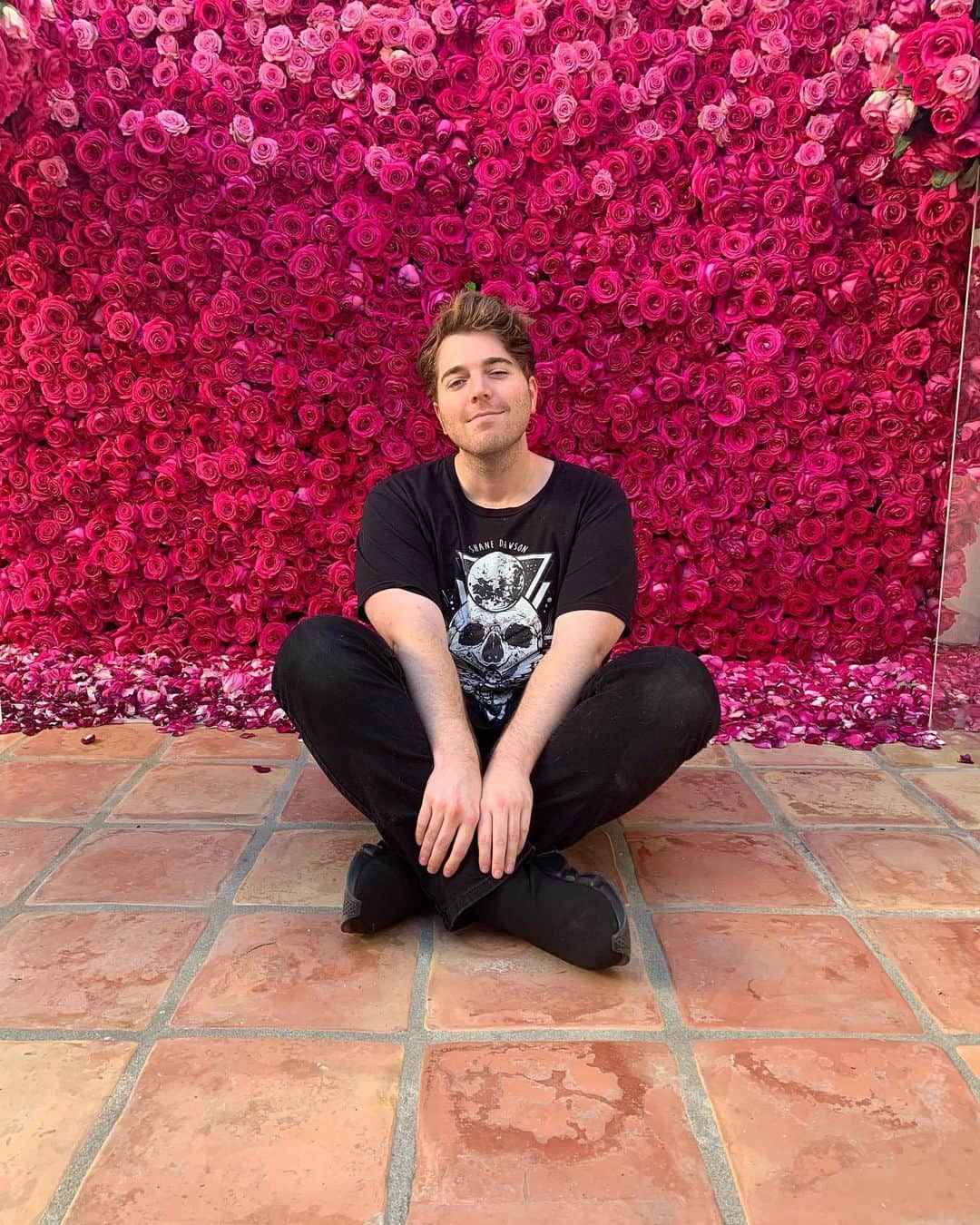 シェーン・ドーソンのインスタグラム：「I just don’t know how to pose in front of a flower wall without making things weird. Thanks for the wall @jeffreestar! Not sure how you did this or where it came from but thank you for making my patio funeral goals 🌹❤️」