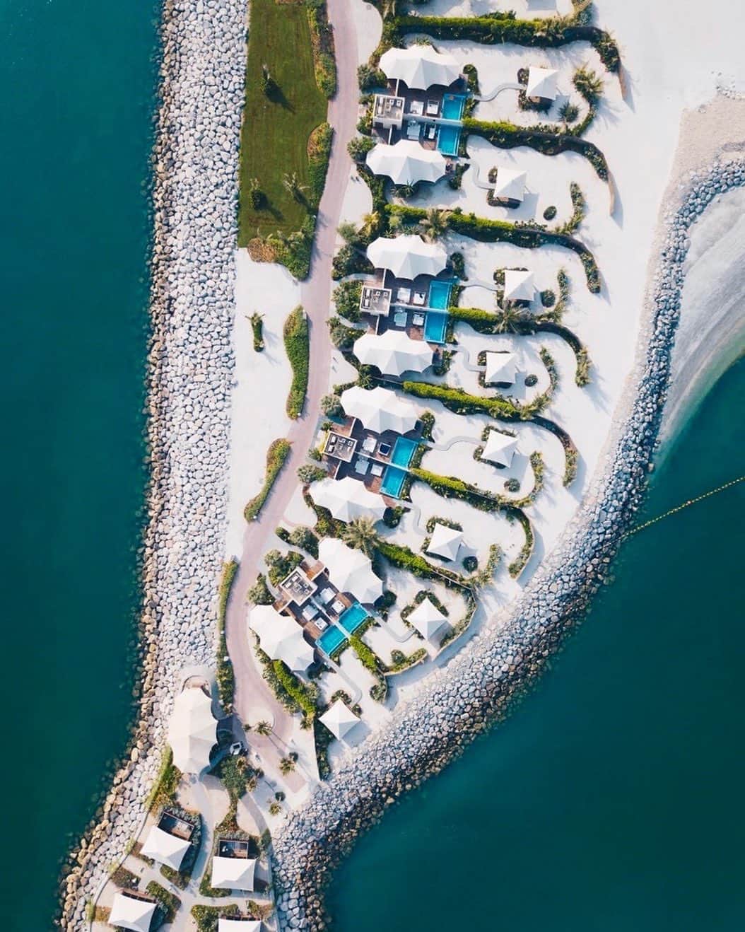 リッツ・カールトンさんのインスタグラム写真 - (リッツ・カールトンInstagram)「Find your escape among private villas and pristine beaches. ⁣ ⁣ #RasAlKhaimah #UAE #UnitedArabEmirates #SunSeekers #Beach #Villa #Coast #AerialPhotography #Sunshine #Escape #Vacation #Getaway #Retreat #Oasis #Travel #Travelgram #InstaTravel #TravelDiaries」7月23日 11時35分 - ritzcarlton
