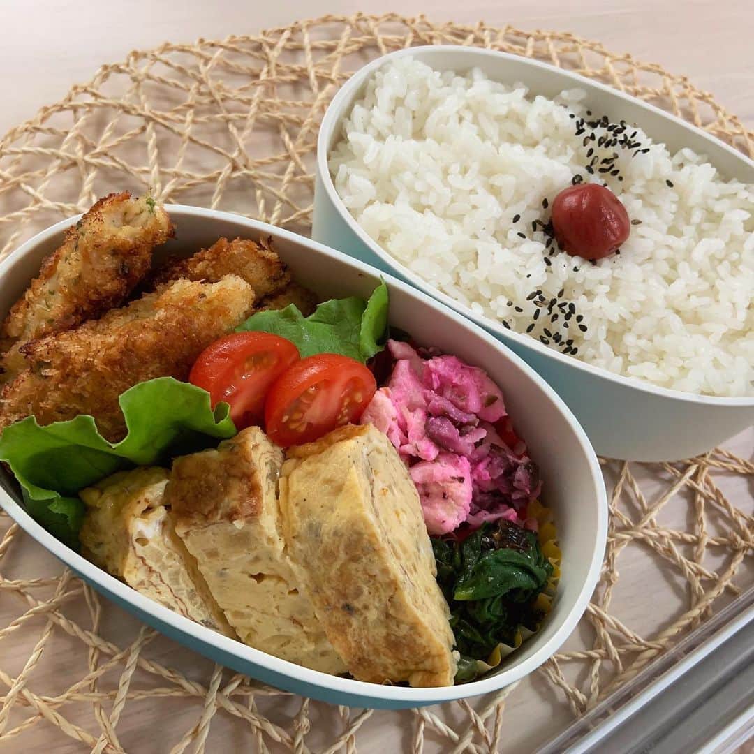 本田しおりのインスタグラム：「#今日のお弁当  #ササミカツ弁当 #ササミカツ#オムレツ風玉ねぎ入りバター卵焼き#鶏ささみ柴漬け和え#つるむらさきのりキムチ和え  母がいつも夫のお弁当を食べたいと言ってくれているので、母と自分の分も家で食べるのにお弁当にしましたw  ちなみに神ちゃんはよく食べるので、お弁当箱２つ🍱に詰めて 別におにぎり２つ🍙握ってます  #お弁当 #本田弁当 #旦那さん弁当 #神ちゃん弁当  #神弁」