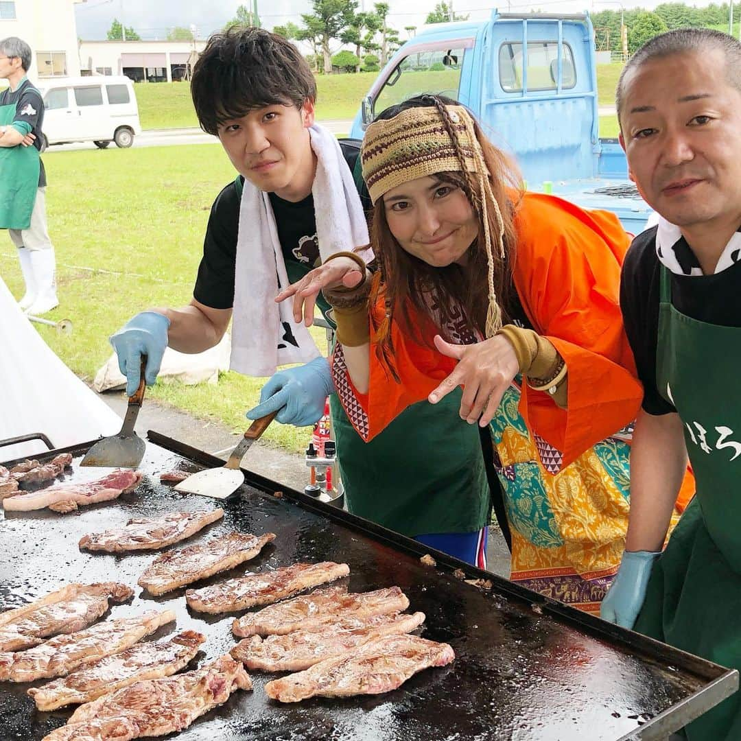 アンジェラ佐藤さんのインスタグラム写真 - (アンジェラ佐藤Instagram)「しほろ牛肉祭りでお会いした｢札幌スープカレーらっきょ｣のイデゴウさーん！  北海道産牛肉のしほろ牛を堪能しまくれて幸せ過ぎた祭りでした（笑）  #北海道産牛肉 #北海道産牛肉応援pr大使  #しほろ牛 #士幌町 #しほろ牛肉祭り #イデゴウ さん #井出さんとしほろ牛のコラボメニュー #しほろ牛とサブジのスープカレー  #しほろ牛の旨みがなまらでてる味わい深いスープカレー  #スープカレーの写真撮り忘れ💦 #ちなみに今回私が爆食したのはしほろ牛のゴロッケ #牛肉ゴロゴロ入ってるコロッケだからゴロッケ #他にもしほろ牛を使用したメニューが沢山あったよ #なまらうまい #ヒンナヒンナ #ちなみにしほろ牛とサブジのスープカレーは7月限定で札幌らっきょ大サーカスで食べれますよん #行ってみそらしど」7月23日 11時48分 - angela_satou