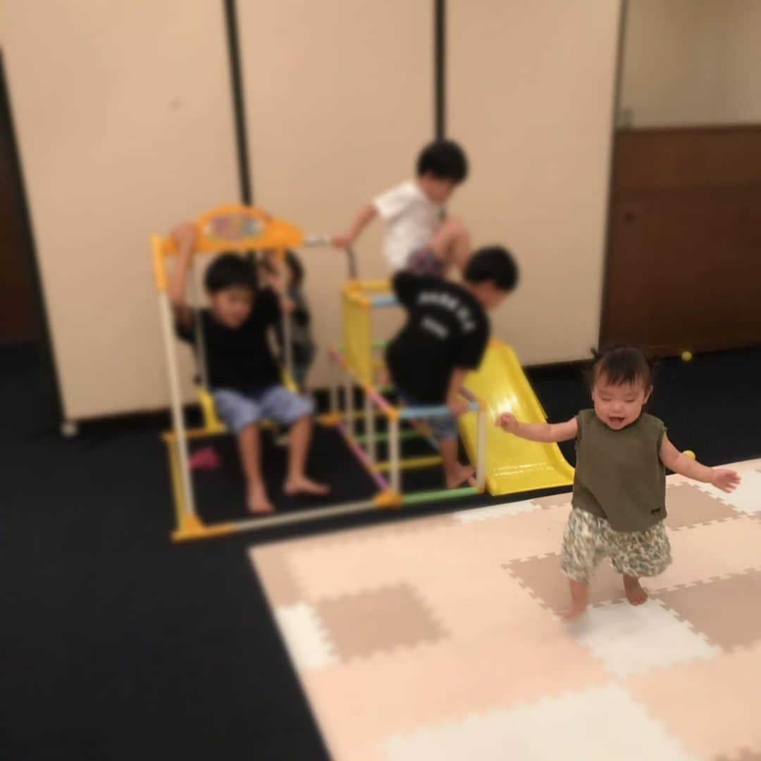 木村まこさんのインスタグラム写真 - (木村まこInstagram)「ママさんよかった福岡のランチ場所教えて〜🥺 #福岡子連れランチ 薬院近くにある東映ホテルで地元の#ママ会 ママでもない子がここがいいよ！とオススメしてくれて知ったよ😂👏👏 1部屋貸切でジョイントマットがしっかり敷いてあって、室内用ブランコジャングルジム滑り台、ボールプールとか細々したおもちゃもあって！子供達はめっちゃはしゃいでた！周り気にせずに自由にさせれるからとっても楽だった◎子供が勝手に遊んでくれるからゆっくりママ同士で話もできるし、子供も楽しそうで♫12時から15時まで3時間あっという間〜！！ . . 2.3枚目はお子様ランチのセットスープにデザートジュースが付いてきて800円！ 6枚目が大人のランチ！これにコーヒーor紅茶が付いてくる。正直もうちょっと大人のご飯が美味しかったら嬉しかったなぁ←リアルすぎる感想 大人の料金が2000円！(部屋代込みみたいなイメージだといいかなぁと) ママ友会パックで調べたら検索できるよ！！少人数でもいけるみたいだよ？ . , #ママ友会ランチ 情報でした #アンパンマンの使い捨てエプロンめっちゃ聞かれるんですがネットで買えます #両手でポテトをほぉばるアタシ」7月23日 11時52分 - maco_kimura