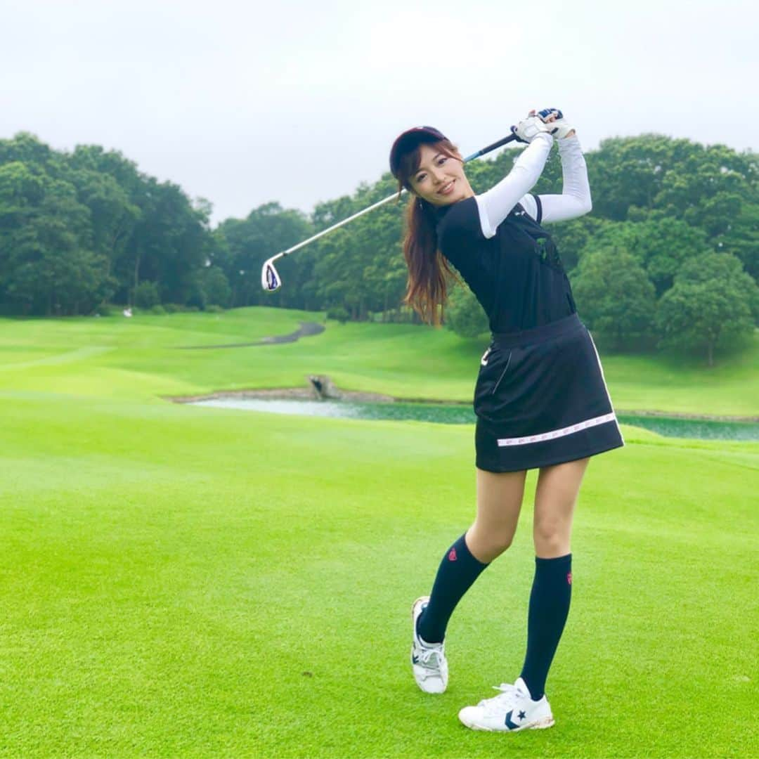 高橋としみさんのインスタグラム写真 - (高橋としみInstagram)「サマンサプロアマで着たウェア⛳️ サマンサタバサUNDER25のスポーツライン 『STU25』シリーズのウェアです✨ . スポーティで動きやすくて 今までにないカッコいいイメージ✨ 可愛いウェアも好きだけどこれも好き❤️ . #ゴルフ#ゴルフ女子#サマンサタバサガールズコレクションレディーストーナメント #プロアマ」7月23日 12時00分 - toshimi_1002