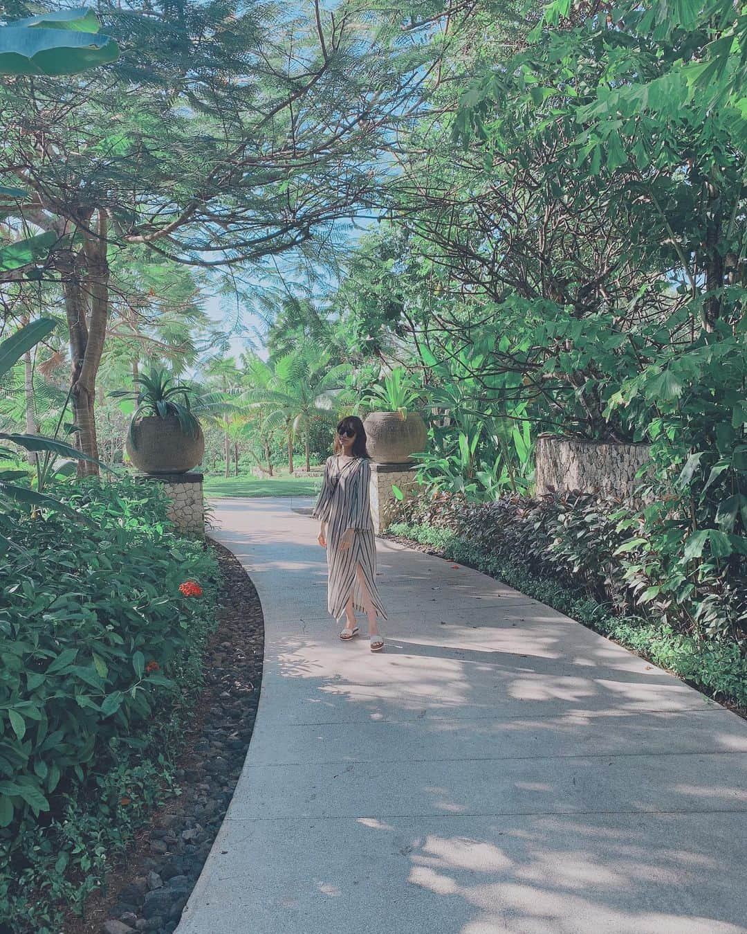 野崎萌香さんのインスタグラム写真 - (野崎萌香Instagram)「しふく🍃 . . .  sunglasses... @gentlemonster  onepeace... @domenicoandsavio  bag... @toryburch  sandal... @chloe」7月23日 12時02分 - moeka_nozaki