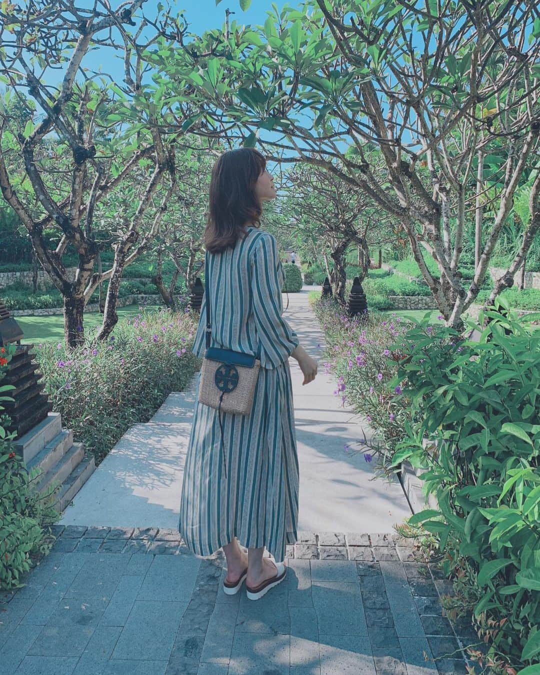 野崎萌香さんのインスタグラム写真 - (野崎萌香Instagram)「しふく🍃 . . .  sunglasses... @gentlemonster  onepeace... @domenicoandsavio  bag... @toryburch  sandal... @chloe」7月23日 12時02分 - moeka_nozaki