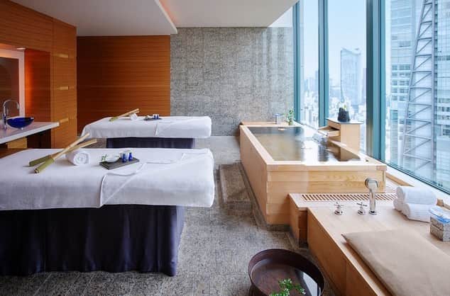 Conrad Tokyoのインスタグラム：「汐留の高層ビル群を望む水月スパ＆フィットネスのツインルームでのトリートメントとご朝食の特典が付いた、都会の喧騒から離れた極上のひとときをお過ごしいただける宿泊プランをご用意しています。 http://ow.ly/bo2f50v8DmH Treat yourself and loved one to a night of luxury and wellness at Conrad Tokyo with couple’s spa & wellness retreat.  http://ow.ly/4HlG50v8DoK #コンラッド東京 #ホテル #汐留 #東京 #日本 #新橋 #銀座 #スイート #客室 #宿泊 #朝食 #コンラッドスイート #スイートルーム #スパ #プール #夏 #夏休み #ConradTokyo #Conrad135 #StayInspired #Conrad #hotel #Tokyo #Japan #Shinbashi #suite #conradsuite #spa #pool #summer」
